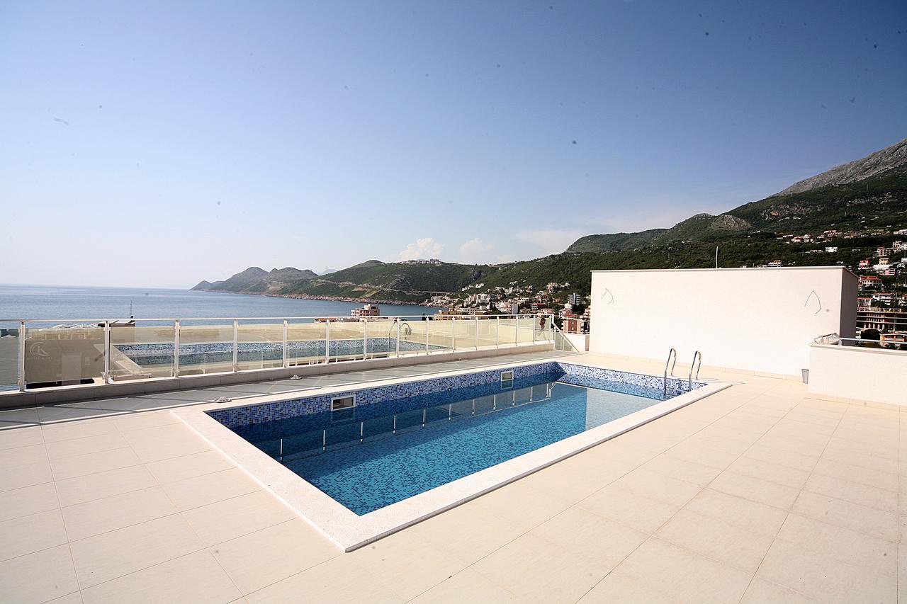 Sea Star Apartment Dobra Voda Bagian luar foto