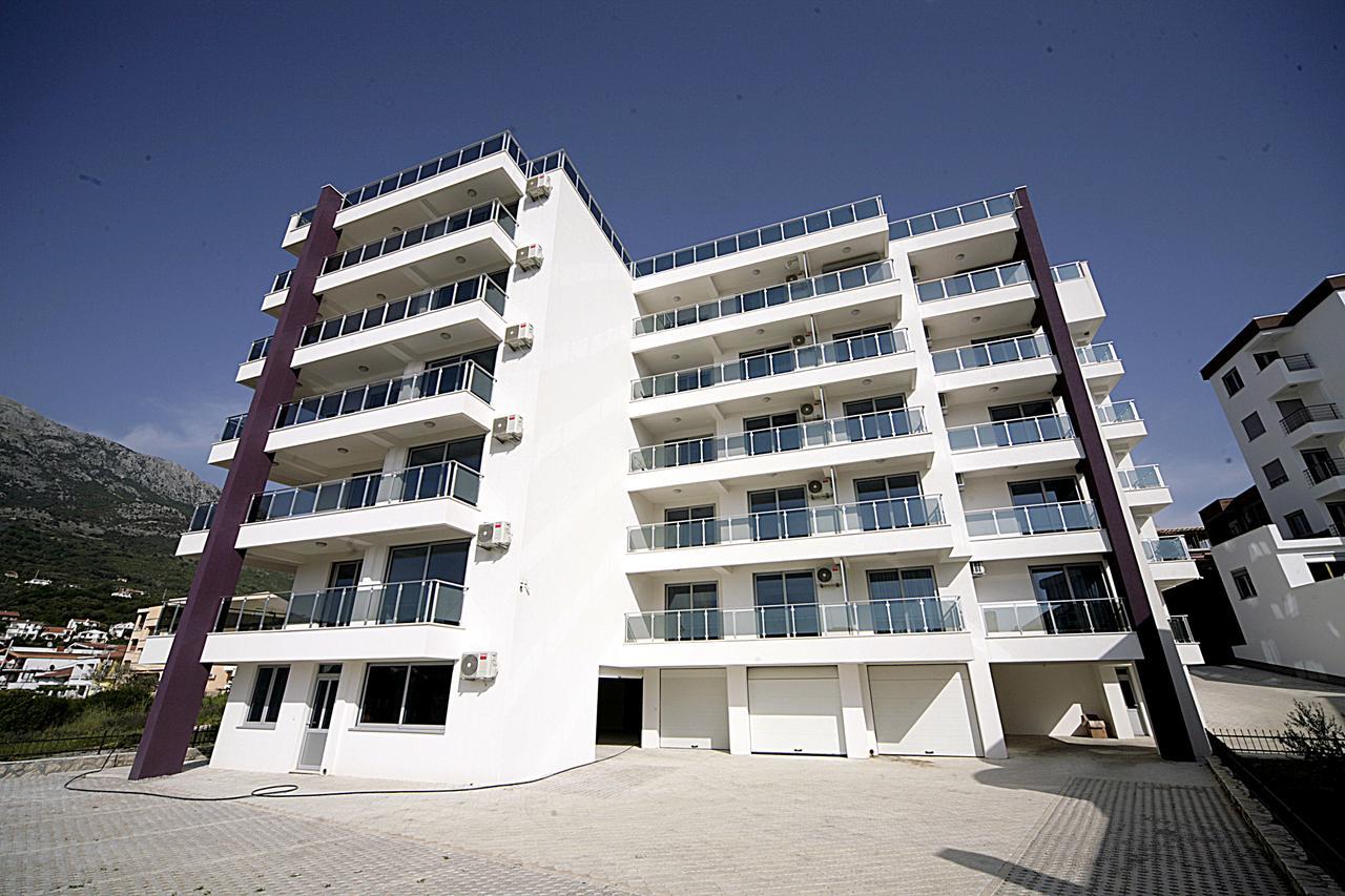 Sea Star Apartment Dobra Voda Bagian luar foto