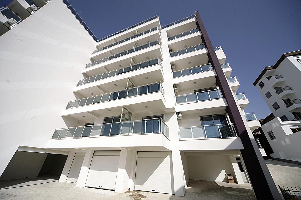 Sea Star Apartment Dobra Voda Bagian luar foto