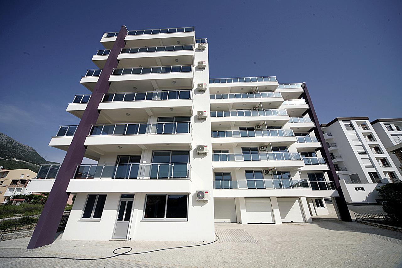 Sea Star Apartment Dobra Voda Bagian luar foto
