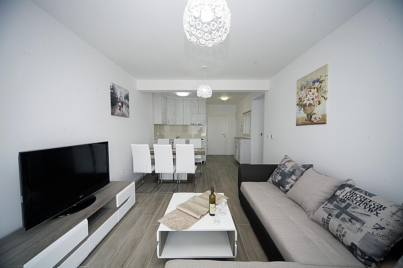 Sea Star Apartment Dobra Voda Bagian luar foto