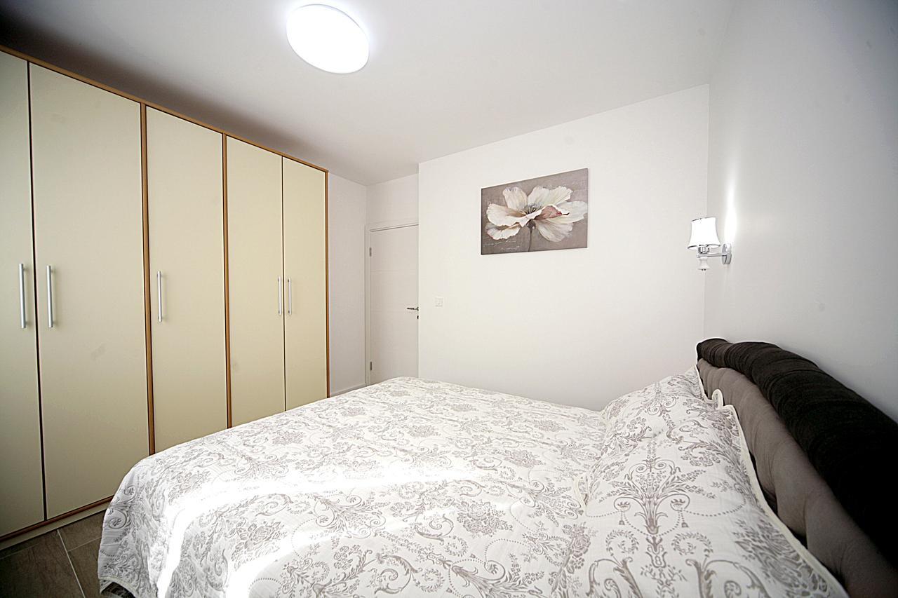 Sea Star Apartment Dobra Voda Bagian luar foto