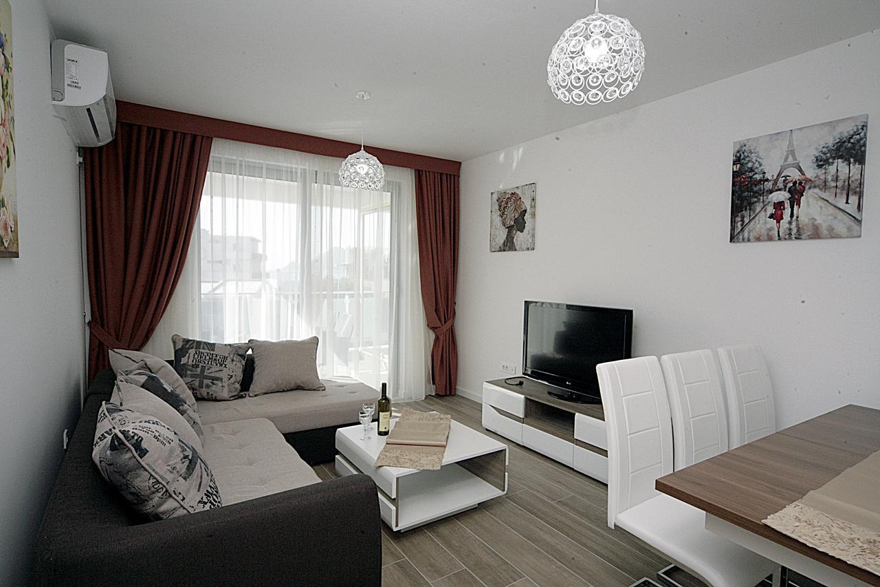 Sea Star Apartment Dobra Voda Bagian luar foto