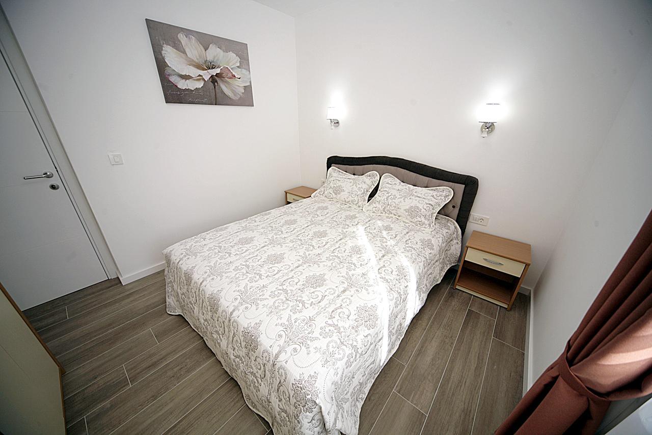 Sea Star Apartment Dobra Voda Bagian luar foto