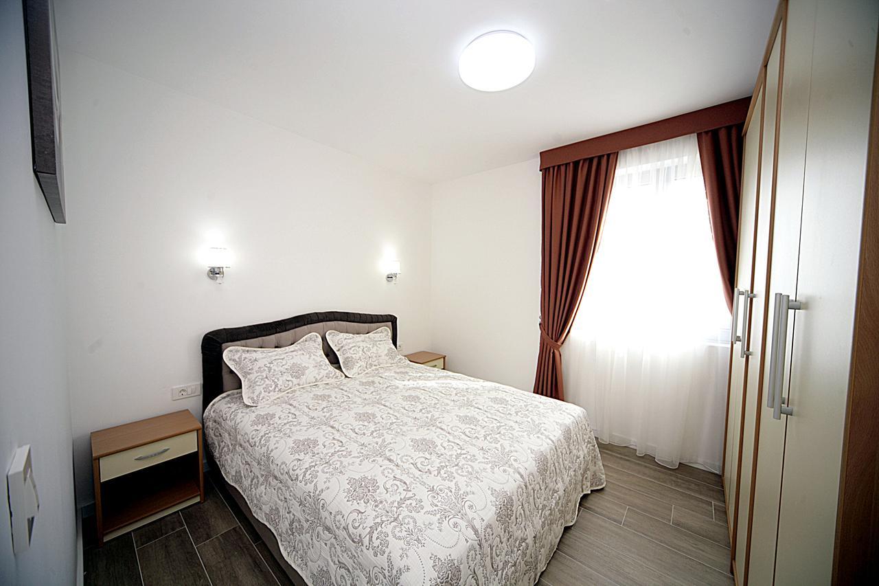 Sea Star Apartment Dobra Voda Bagian luar foto
