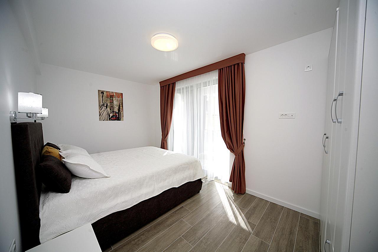 Sea Star Apartment Dobra Voda Bagian luar foto