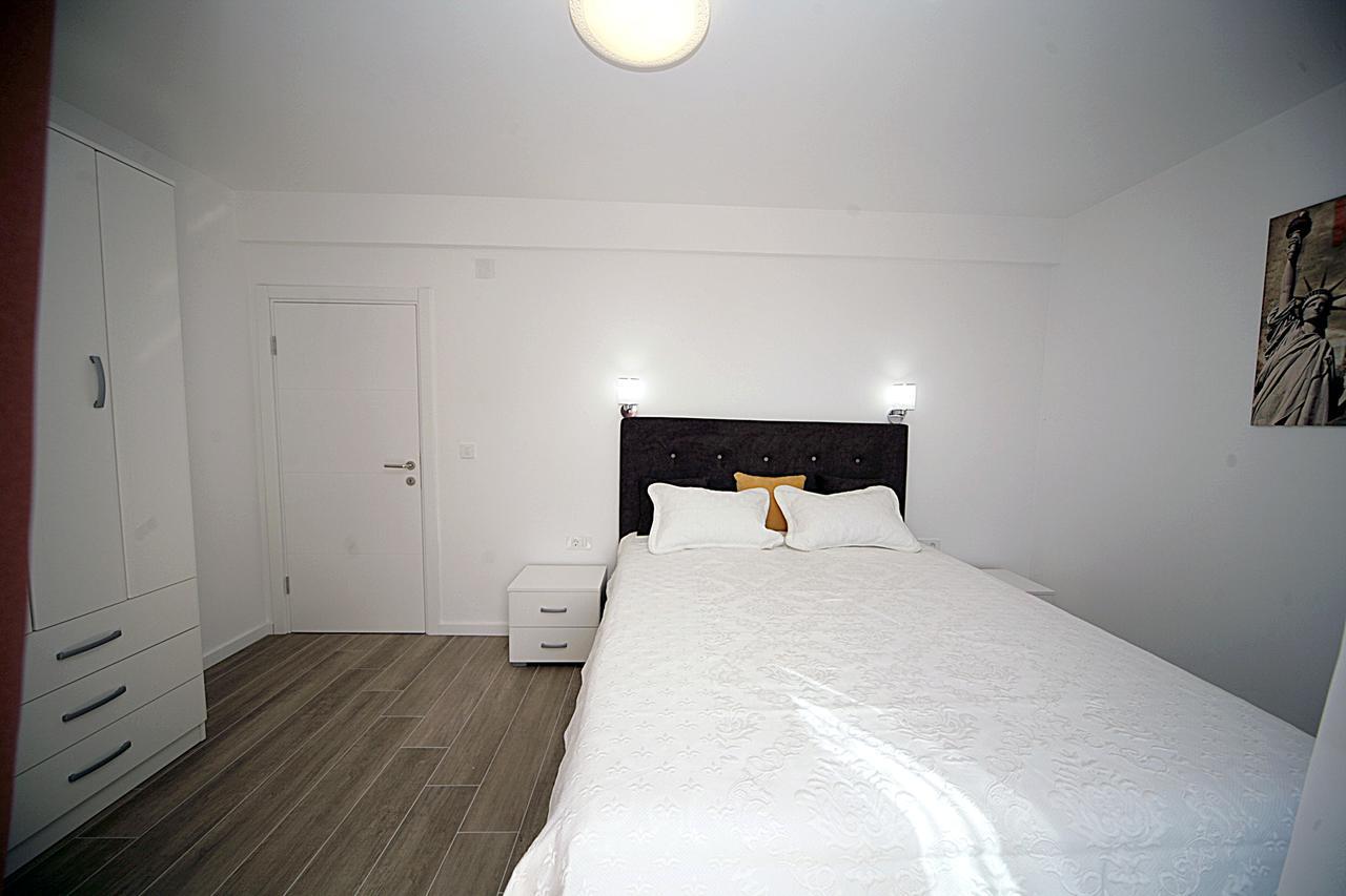 Sea Star Apartment Dobra Voda Bagian luar foto