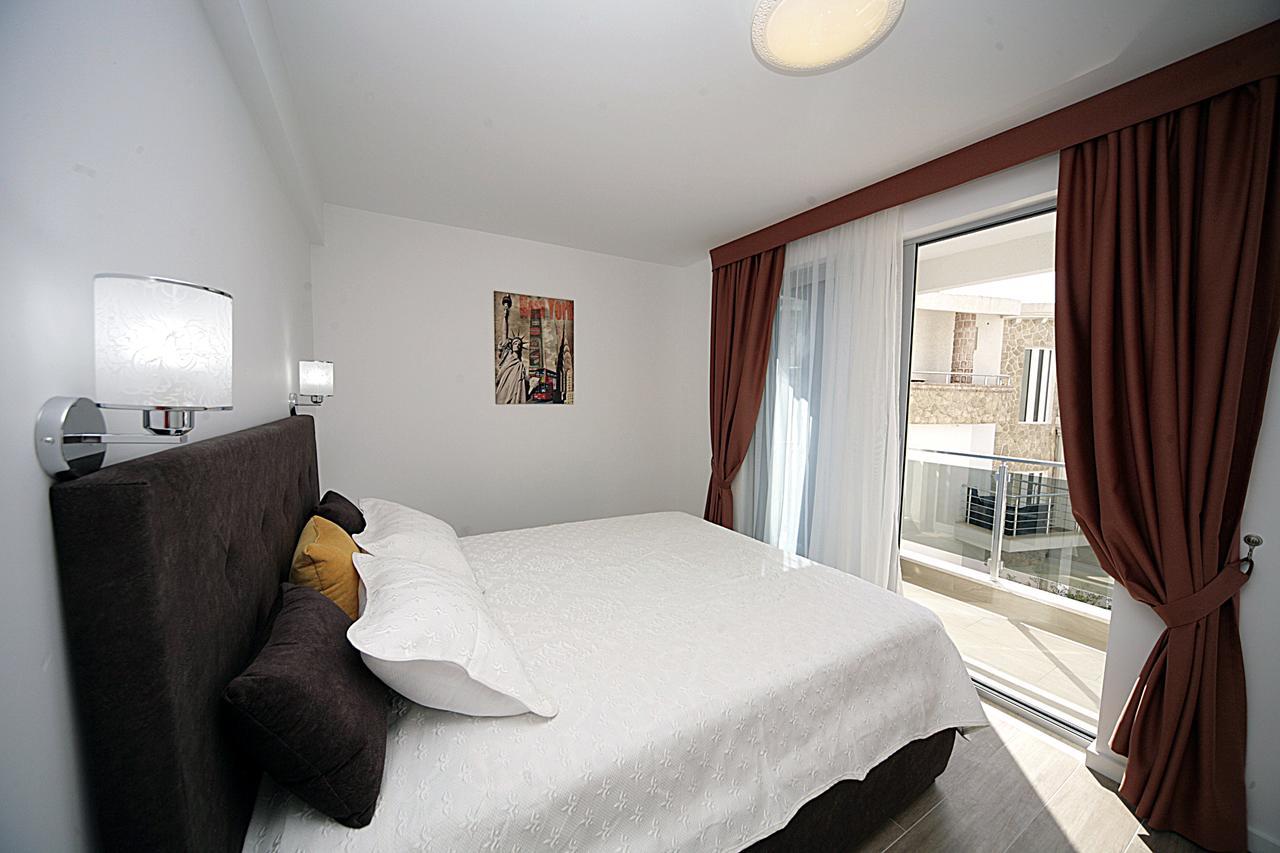 Sea Star Apartment Dobra Voda Bagian luar foto