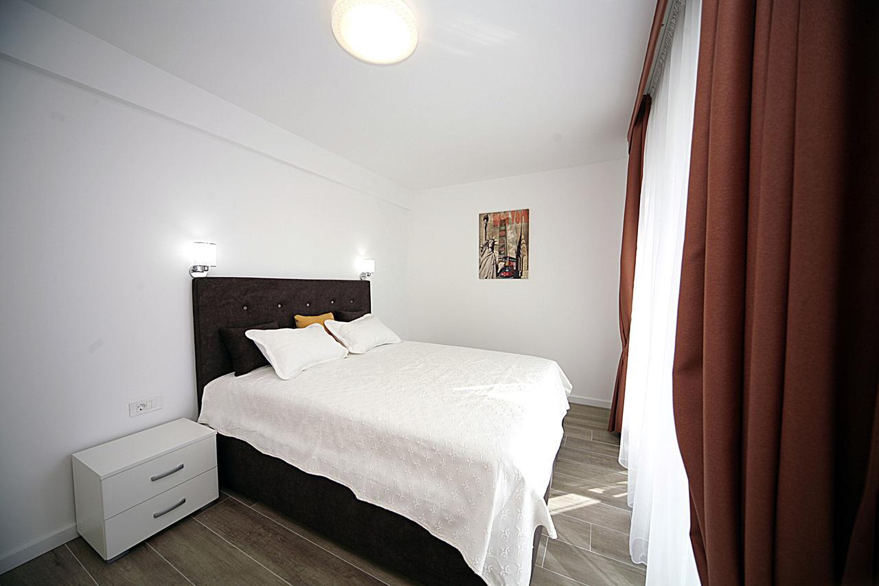 Sea Star Apartment Dobra Voda Bagian luar foto