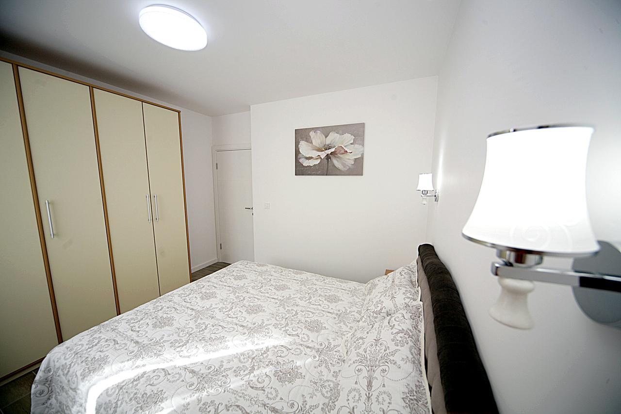 Sea Star Apartment Dobra Voda Bagian luar foto