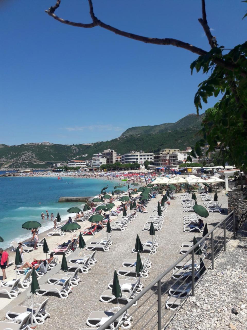 Sea Star Apartment Dobra Voda Bagian luar foto